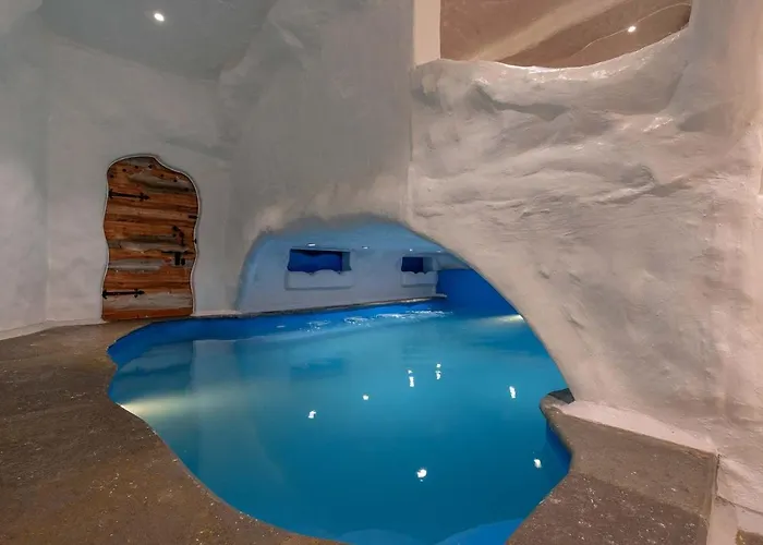 Villa Stonera: Mountain Retreat with Indoor Pool & Outdoor Firepit Nashik